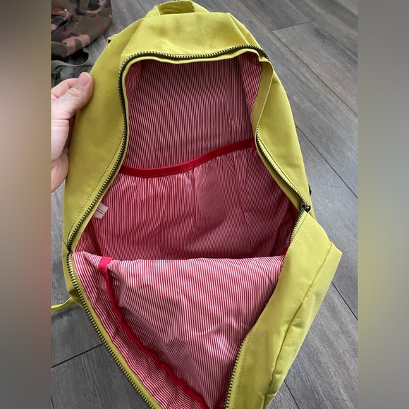 Yellow Herschel backpack - Picture 4 of 4